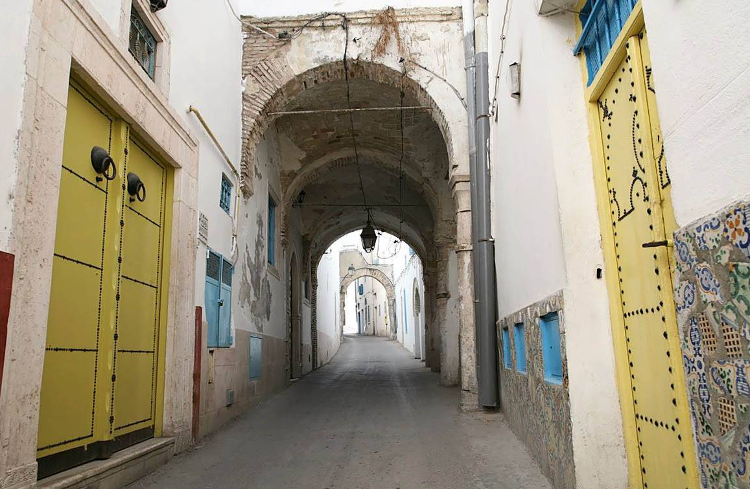 image: Tunis old quarter (copyright voyagevirtuel.co.uk)